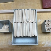 Environ 340 kumikos (au centre) et un lot avec des défauts (à droite)