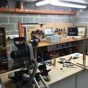 Mon établi central et un plan de travail fixé au mur par des gros équerres métalliques