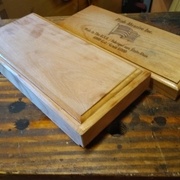 couvercle avant/après (oui j'ai enlevé l'inscription, je ferai un gravure!)