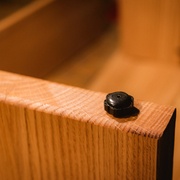 Deux petits pieds réglables pour s'assurer d'un contact même si le sol n'est pas plan