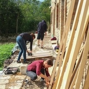 Certaines pièces sont poncées car leur surface ne peut être rabotée. Les montants découpés et rabotés sont ensuite découpés à la bonne longueur.