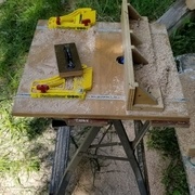 Dessus de table pour toupie posé sur un établi portatif.