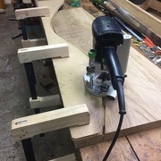 Découpe d'une rainure le long du gabarit avec une queue droite de 8mm