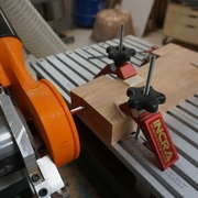 Taille de mortaise sur un tablier latéral.