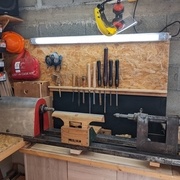 Vieux tour à bois et ses grands rails