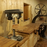 La scie entourée par les établis