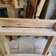 On met de la colle généreusement.