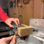 On redescend bien sur les cotés les lignes d'intersection des blocs grâce à l'équerre 3D