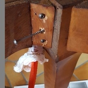 A gauche, un contre-plaqué collé cloué par un réparateur précédent.
