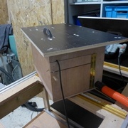 Le module scie circulaire (dans une boite en CTP, pour éviter la poussière). L'aspirateur se connecte à la boîte.