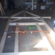 À la fin de la 2e journée, la première façade est assemblée sur l'épure