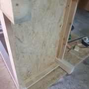 Les tasseaux vissés bloquent l'étagère