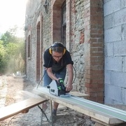Maxi, allemande, et Katharina, allemande aussi (non visible ici !) découpent en long le bois de récup qui servira pour la structure.