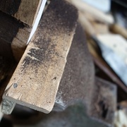 la poussière noire du palissandre sur l'étau