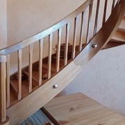 Le limon est beaucoup plus étroit dans la courbe.