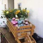 bien garnie avec ses confitures  et ses fleurs.