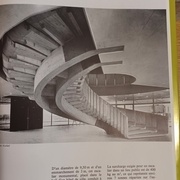 Les platines de fixation sont bien visibles