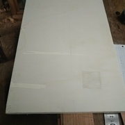 A gauche le bord d'origine, à droite ma coupe côté sortie de scie et l'étiquette dég