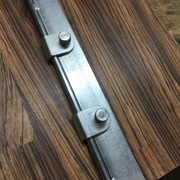 Ce qui tient le fer. J'ai fait quelques traits au trusquin pour aider à installer le fer parallèle.