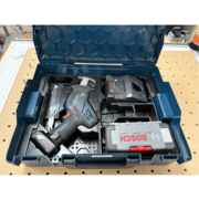 Scie sabre Bosch GSA 12V-14 Professional + 2 batteries + chargeur + lames — kit complet en L-Boxx