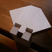 Assemblage du pied au quart d'assise par enfourchement