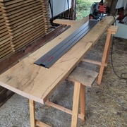 La scie plongeante sur un plateau de hêtre.