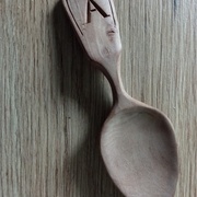 Cuillère en pommier cuite et mais non huilé. Une fois huilé la magie s'oppèrera.