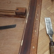 Découpe à la scie et retouche au ciseau