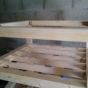 les lattes sont placées à la verticale sur des tasseaux collés aux traverses du bas