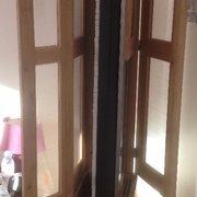 le piano bloqué à la verticale, les deux portes