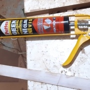 après j'ai été plus propre et je faisais des petits points de mastic reliés par des filets de colle