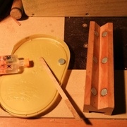 Collage des aimants à la colle bicomposant : ils doivent affleurer et plutot dépaser pour garder leur force