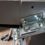 vis de pression a gauche, platine pliée avec oblong au niveau des vis