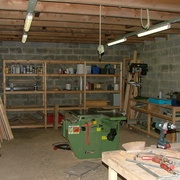 l'autre coin, avec ma vieille Robland X31, mais toujours pas de fenêtre, et toujours aussi sombre.