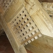 Insersion des moucharabiehs dans les rainures pratiquées à cet effet sur les poutres des croisillons