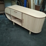 Meuble avec coté cintré et rideau bois