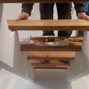 Rainures à queue d'aronde sous les marches