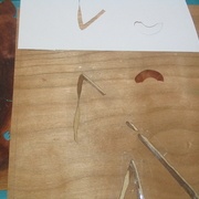 Après découpe du placage de fond, positionnement du placage à découper