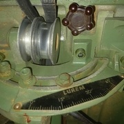 Les trois vis de réglages de l'assemblage de la scie