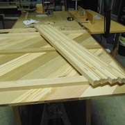 moulures périphériques en frêne (pas encore toupillées)  posées en rainure plus des dominos pour assembler l'ensemble