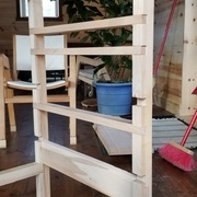 Les tasseaux insérés dans les montants.