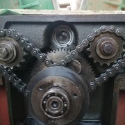 L'axe en haut au milieu qui affleure est celui de l'arbre de raboteuse, il est usé d'une drole de manière, ce n'est pas lisse, est ce cassé ?