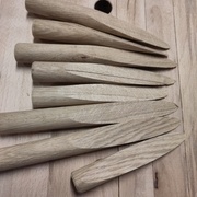 Les huit chevilles qu'il faut pour assembler tout l'établi. Pas encore mises à dimension ni nettoyées.