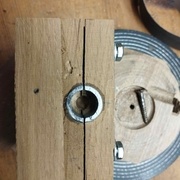 Vue du dessous où l'on voit le bout de tuyau