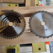 À gauche, la lame d'origine de ma scie à onglet. Elle n'est pas très adaptée au massif et elle aurait bien besoin d'un affûtage. À droite, une lame plus adaptée au massif. La différence à l'utilisation est flagrante.