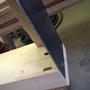 entailler le poteau pour y visser le rail alu