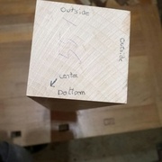 Lecture du sens du bois à l'état naturel pour le mettre dans le même sens sur le projet (méthode de charpente japonaise)