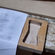 La poche dans le hêtre et la tentative d'en reproduire la forme au crayon