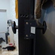 Un montage vissé sans tenons ni mortaise...désolé