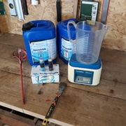 Préparation de la résine (500 g environ) juste pour faire une étanchéité entre le coffrage et le bois pour que la coulée suivante se pose sur cette fine pellicule de résine d'environ 3 mm.